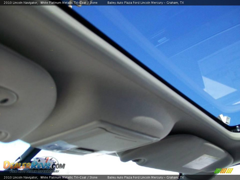 2010 Lincoln Navigator White Platinum Metallic Tri-Coat / Stone Photo #4