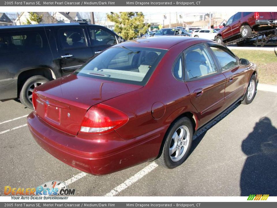 2005 Ford Taurus SE Merlot Pearl Clearcoat / Medium/Dark Flint Photo #4