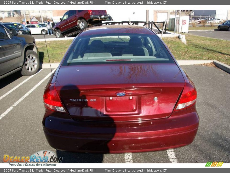 2005 Ford Taurus SE Merlot Pearl Clearcoat / Medium/Dark Flint Photo #5
