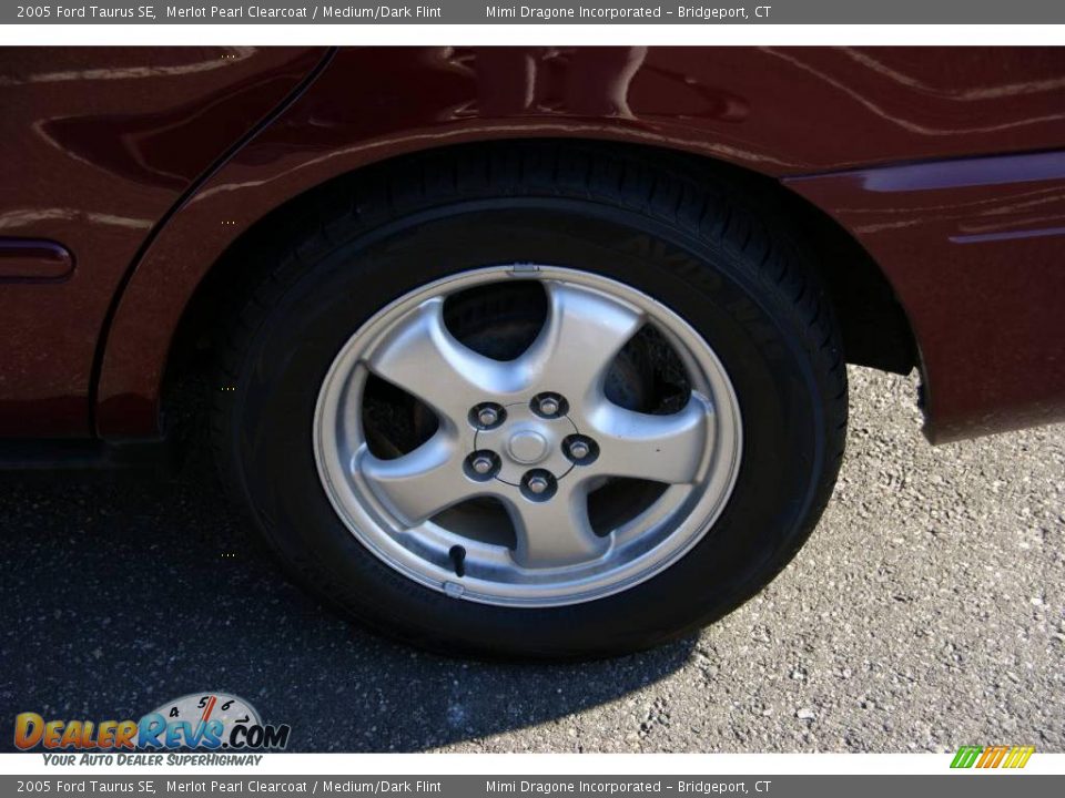 2005 Ford Taurus SE Merlot Pearl Clearcoat / Medium/Dark Flint Photo #7