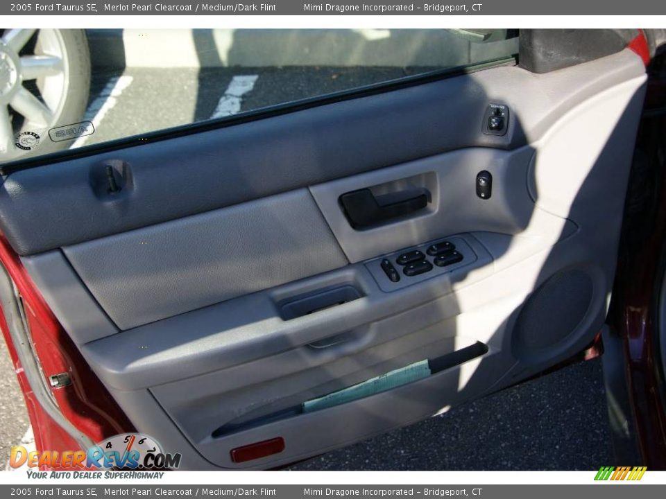2005 Ford Taurus SE Merlot Pearl Clearcoat / Medium/Dark Flint Photo #10