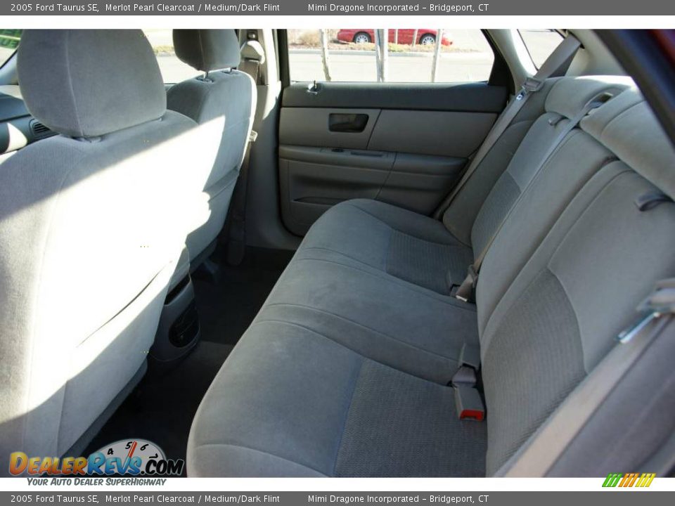 2005 Ford Taurus SE Merlot Pearl Clearcoat / Medium/Dark Flint Photo #11