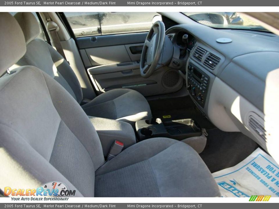 2005 Ford Taurus SE Merlot Pearl Clearcoat / Medium/Dark Flint Photo #15