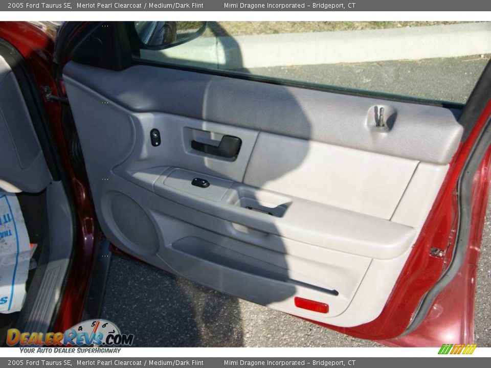 2005 Ford Taurus SE Merlot Pearl Clearcoat / Medium/Dark Flint Photo #16