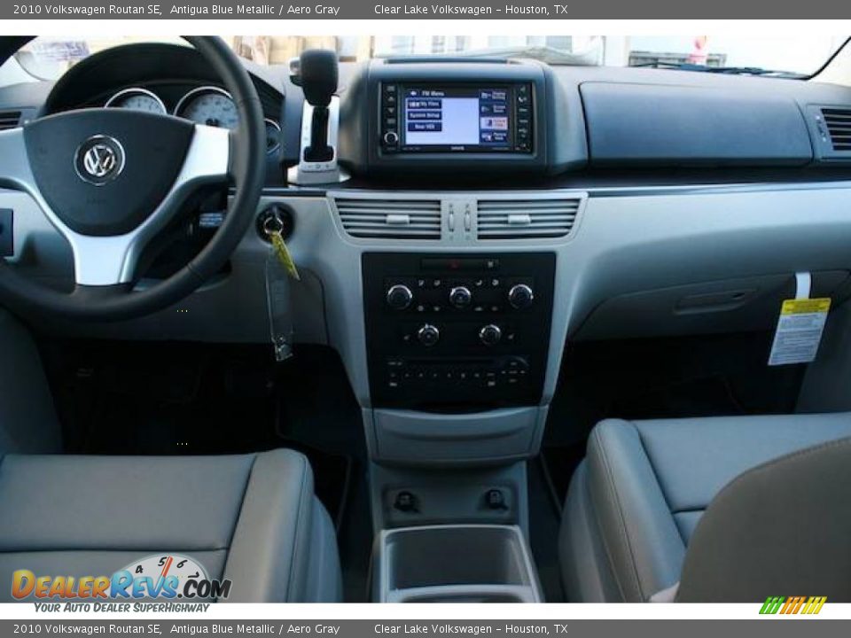 2010 Volkswagen Routan SE Antigua Blue Metallic / Aero Gray Photo #6