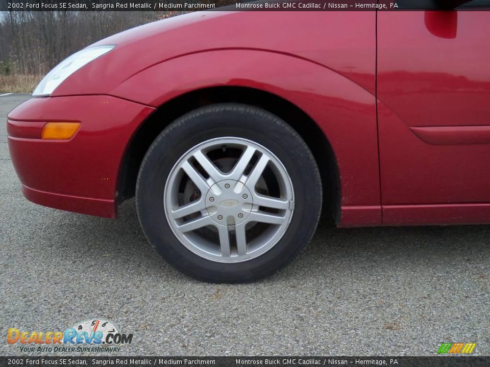 2002 Ford Focus SE Sedan Sangria Red Metallic / Medium Parchment Photo #10