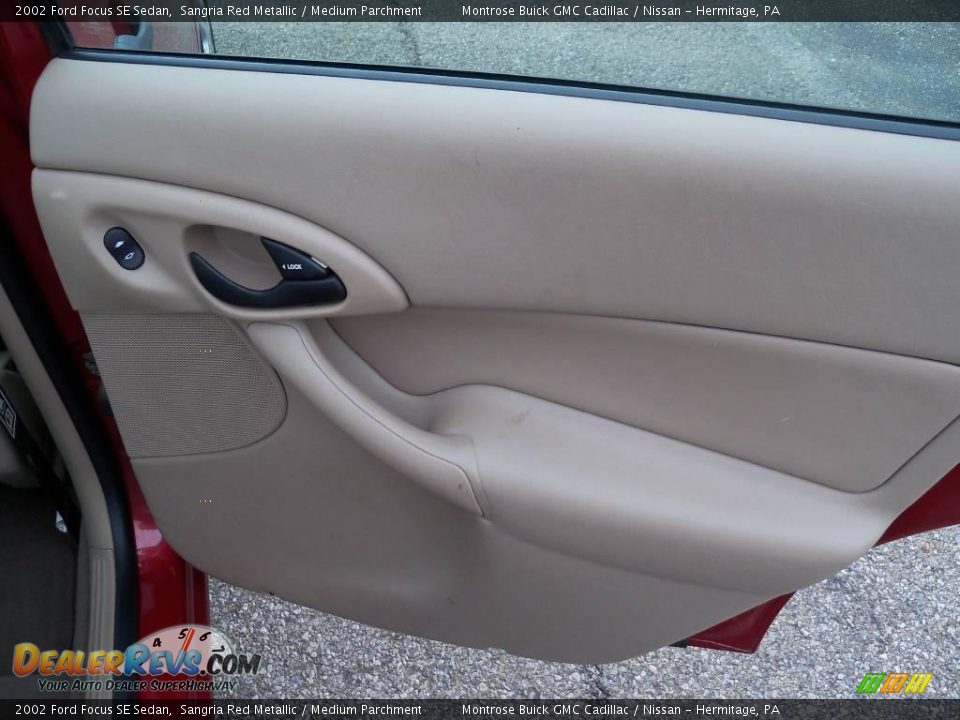 2002 Ford Focus SE Sedan Sangria Red Metallic / Medium Parchment Photo #28