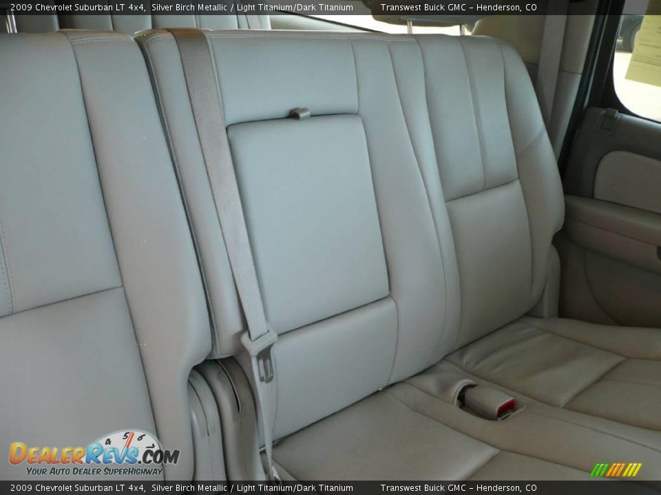 2009 Chevrolet Suburban LT 4x4 Silver Birch Metallic / Light Titanium/Dark Titanium Photo #17