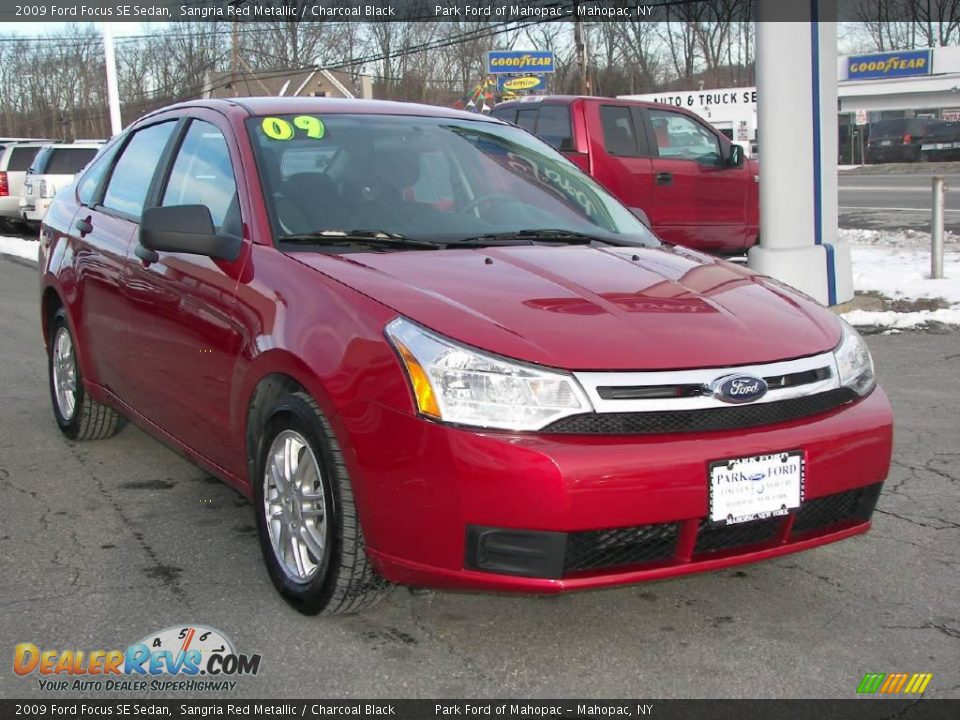2009 Ford Focus SE Sedan Sangria Red Metallic / Charcoal Black Photo #2