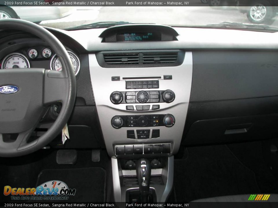 2009 Ford Focus SE Sedan Sangria Red Metallic / Charcoal Black Photo #15