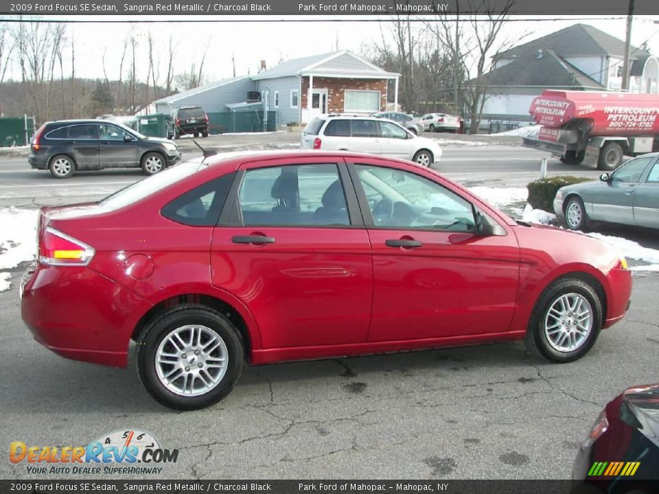 2009 Ford Focus SE Sedan Sangria Red Metallic / Charcoal Black Photo #16