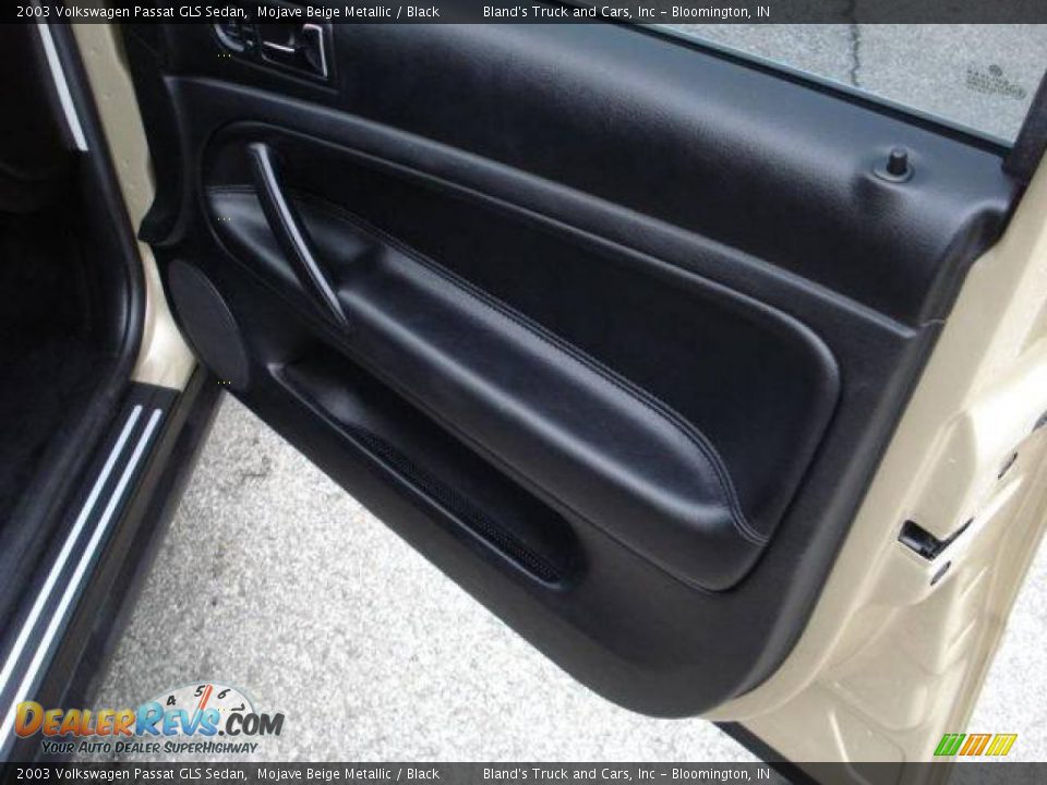 2003 Volkswagen Passat GLS Sedan Mojave Beige Metallic / Black Photo #24