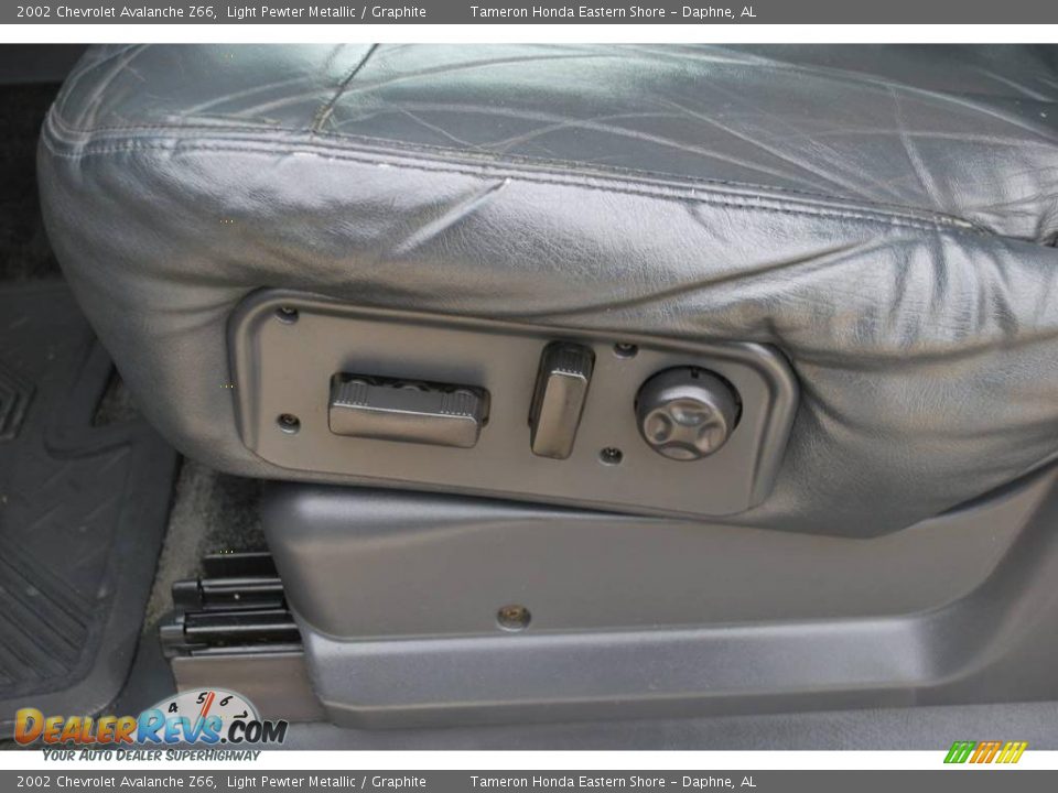 2002 Chevrolet Avalanche Z66 Light Pewter Metallic / Graphite Photo #18
