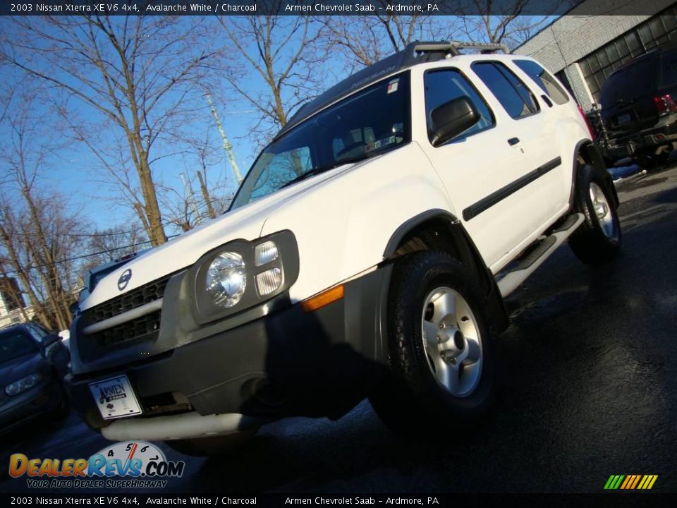 2003 Nissan Xterra XE V6 4x4 Avalanche White / Charcoal Photo #2