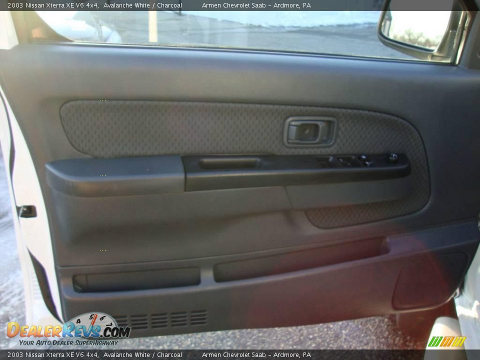 2003 Nissan Xterra XE V6 4x4 Avalanche White / Charcoal Photo #13