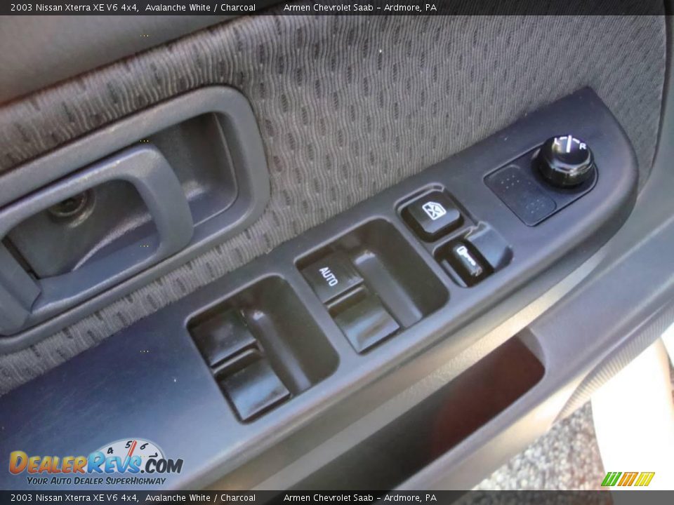 2003 Nissan Xterra XE V6 4x4 Avalanche White / Charcoal Photo #14