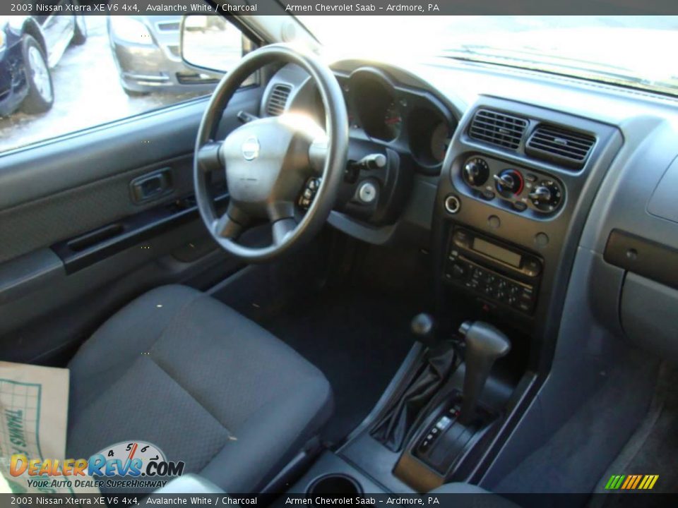 2003 Nissan Xterra XE V6 4x4 Avalanche White / Charcoal Photo #18