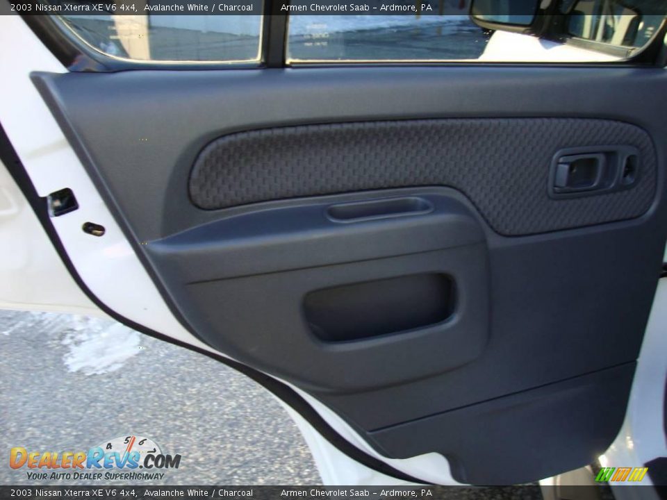 2003 Nissan Xterra XE V6 4x4 Avalanche White / Charcoal Photo #22