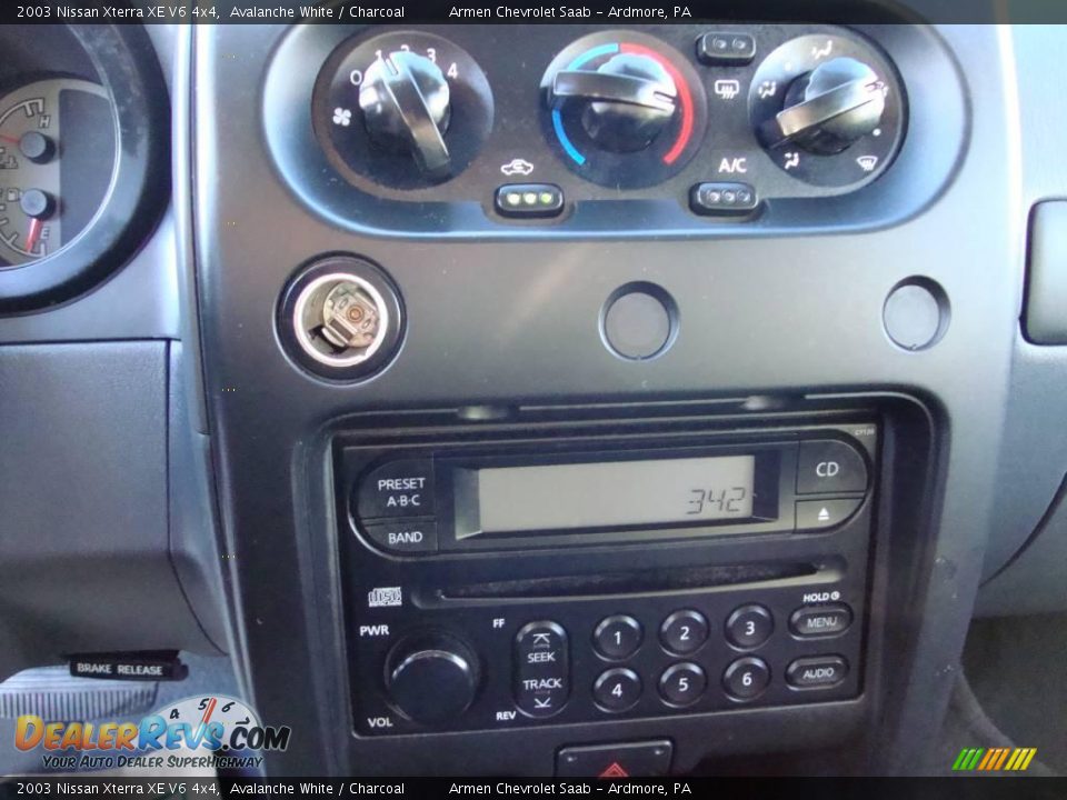 2003 Nissan Xterra XE V6 4x4 Avalanche White / Charcoal Photo #31