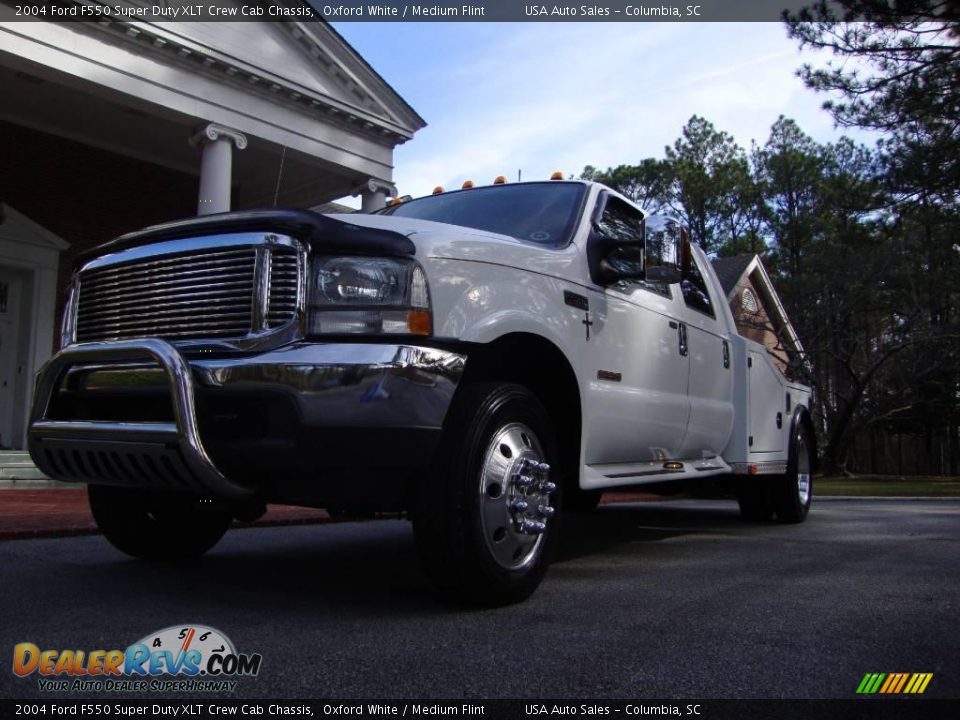 2004 Ford F550 Super Duty XLT Crew Cab Chassis Oxford White / Medium Flint Photo #1