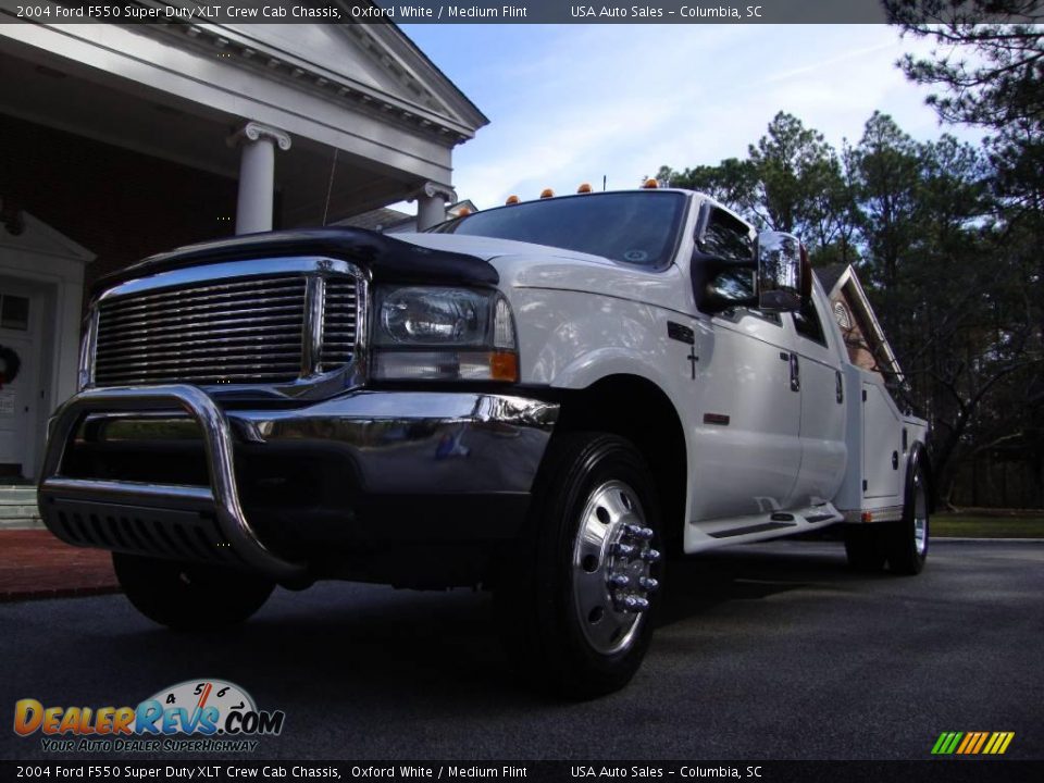 2004 Ford F550 Super Duty XLT Crew Cab Chassis Oxford White / Medium Flint Photo #2