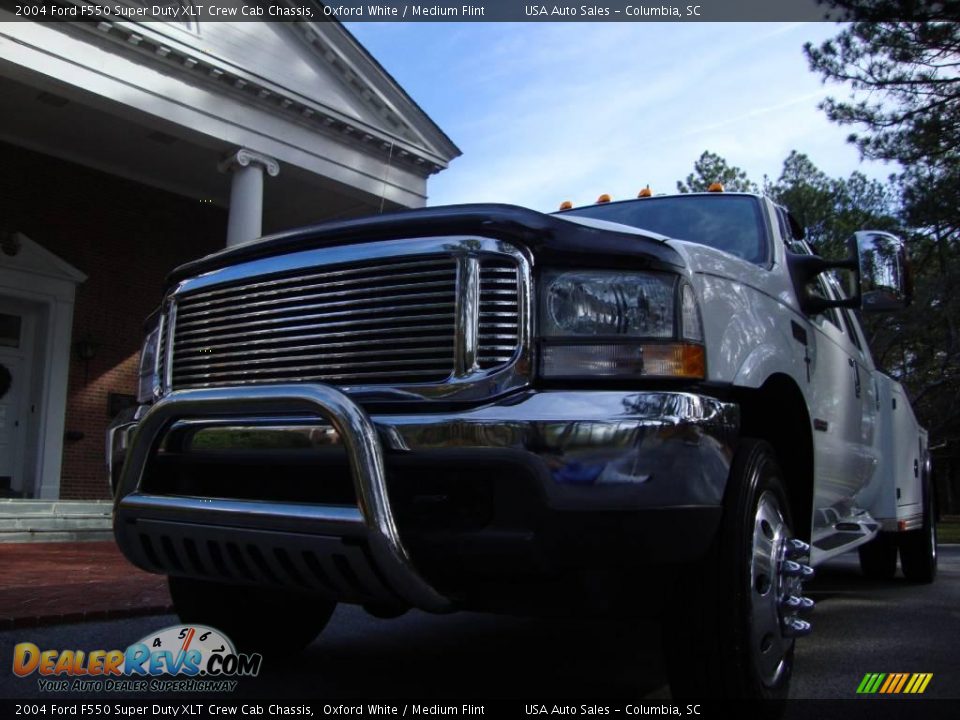 2004 Ford F550 Super Duty XLT Crew Cab Chassis Oxford White / Medium Flint Photo #3