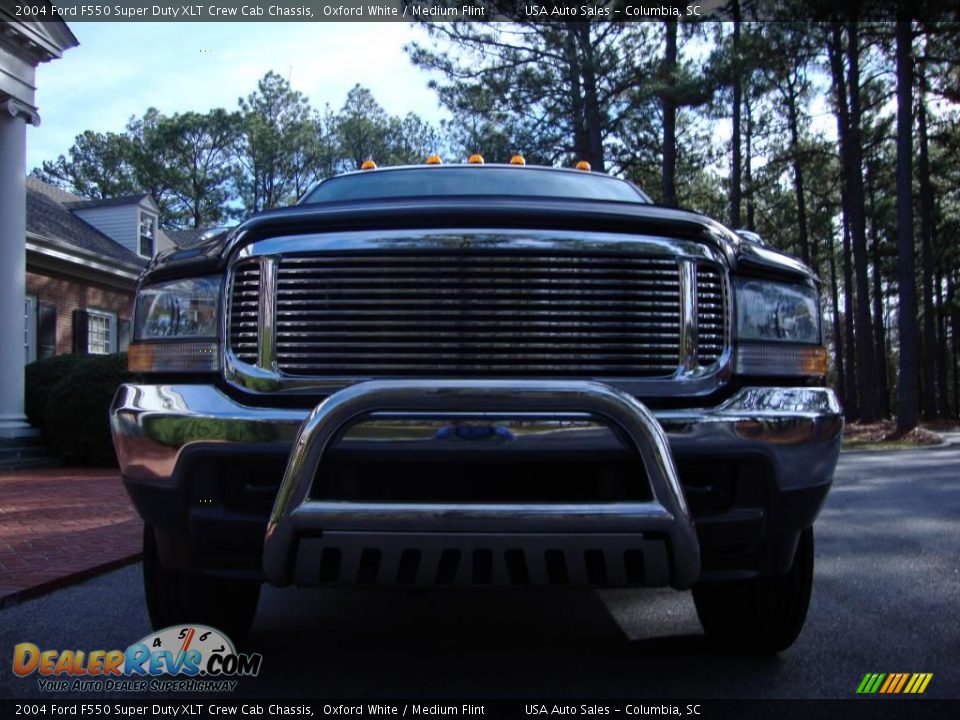 2004 Ford F550 Super Duty XLT Crew Cab Chassis Oxford White / Medium Flint Photo #4