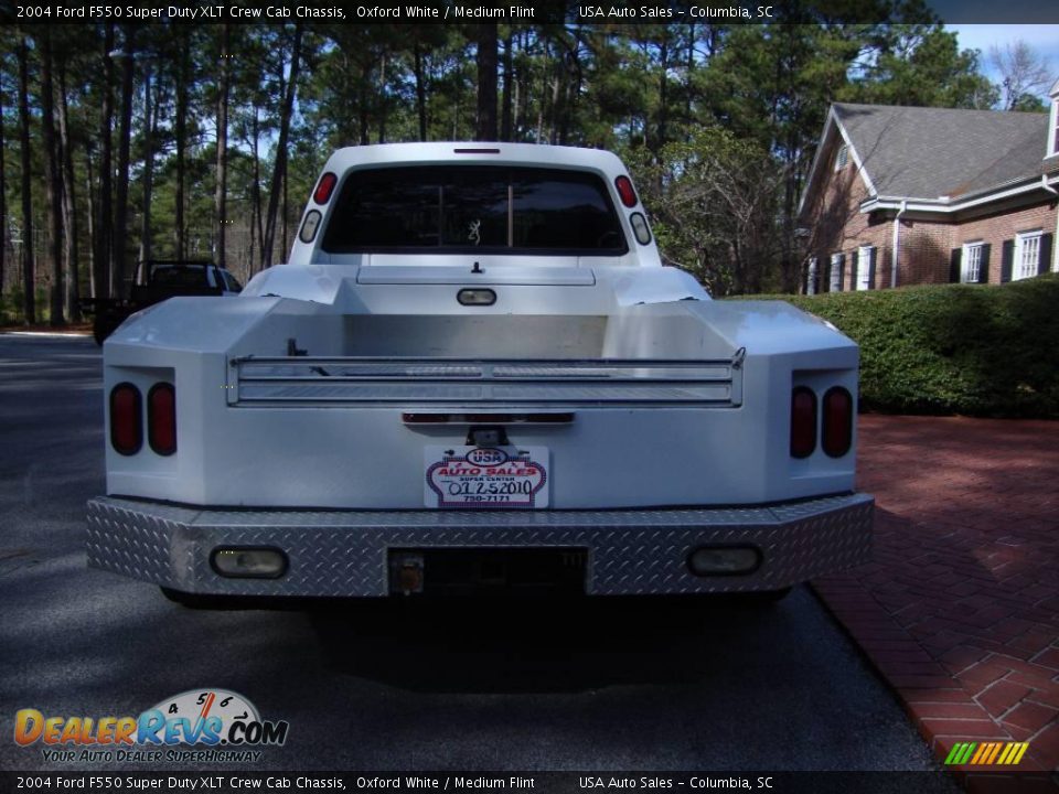 2004 Ford F550 Super Duty XLT Crew Cab Chassis Oxford White / Medium Flint Photo #5
