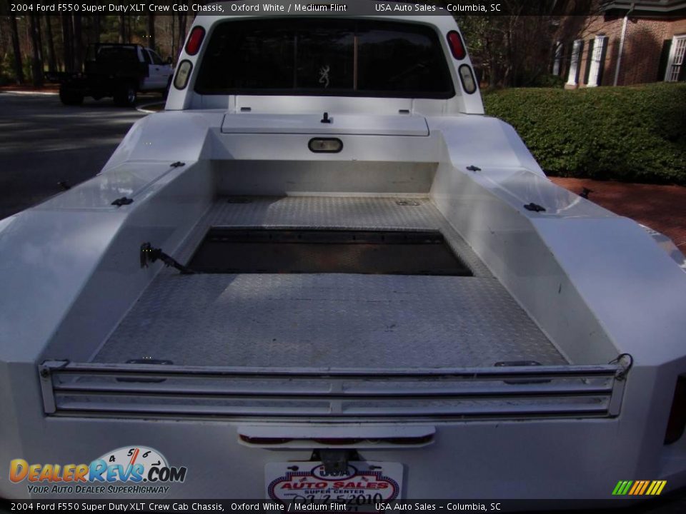 2004 Ford F550 Super Duty XLT Crew Cab Chassis Oxford White / Medium Flint Photo #6