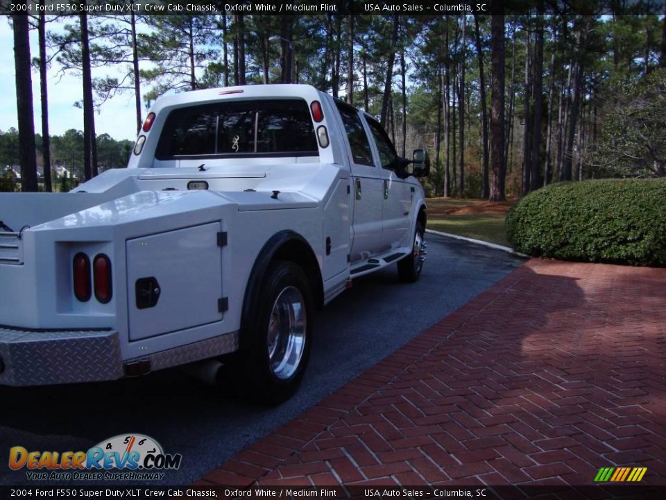 2004 Ford F550 Super Duty XLT Crew Cab Chassis Oxford White / Medium Flint Photo #7
