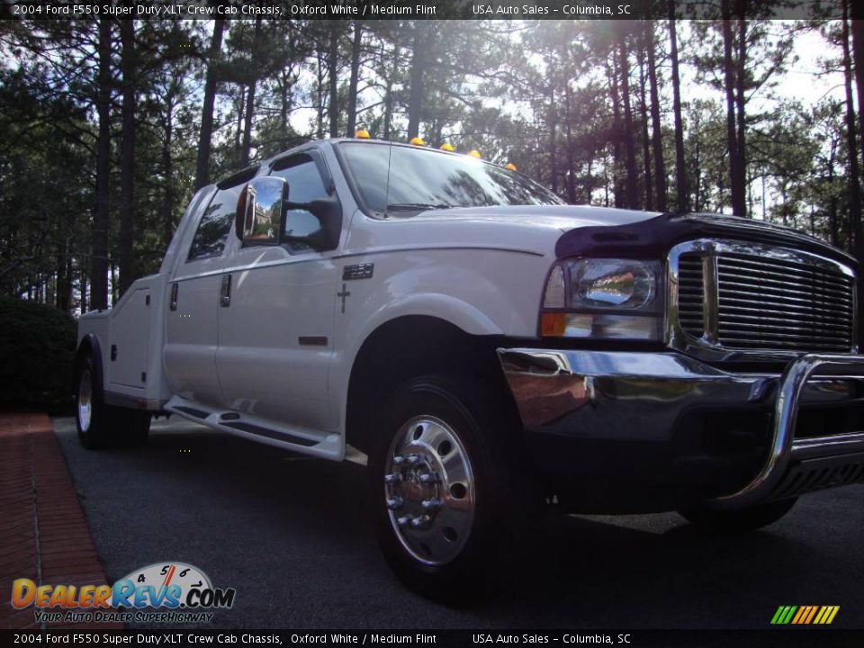 2004 Ford F550 Super Duty XLT Crew Cab Chassis Oxford White / Medium Flint Photo #8