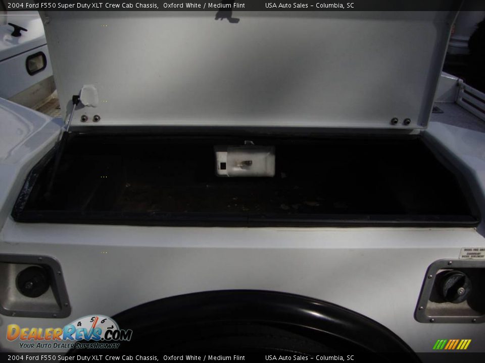 2004 Ford F550 Super Duty XLT Crew Cab Chassis Oxford White / Medium Flint Photo #16
