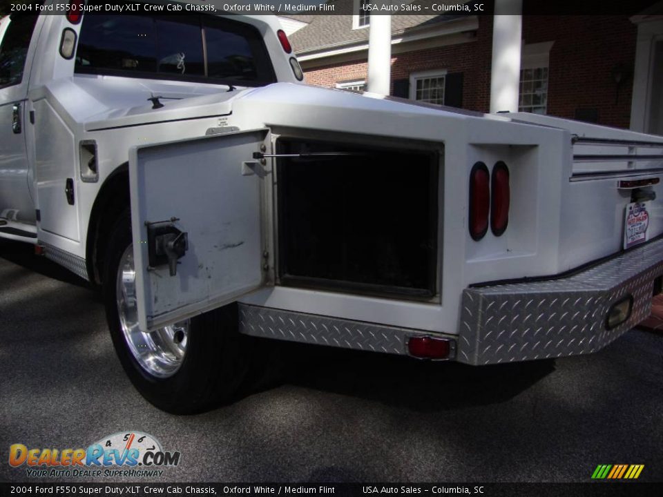 2004 Ford F550 Super Duty XLT Crew Cab Chassis Oxford White / Medium Flint Photo #17