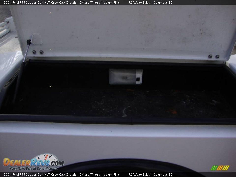 2004 Ford F550 Super Duty XLT Crew Cab Chassis Oxford White / Medium Flint Photo #19