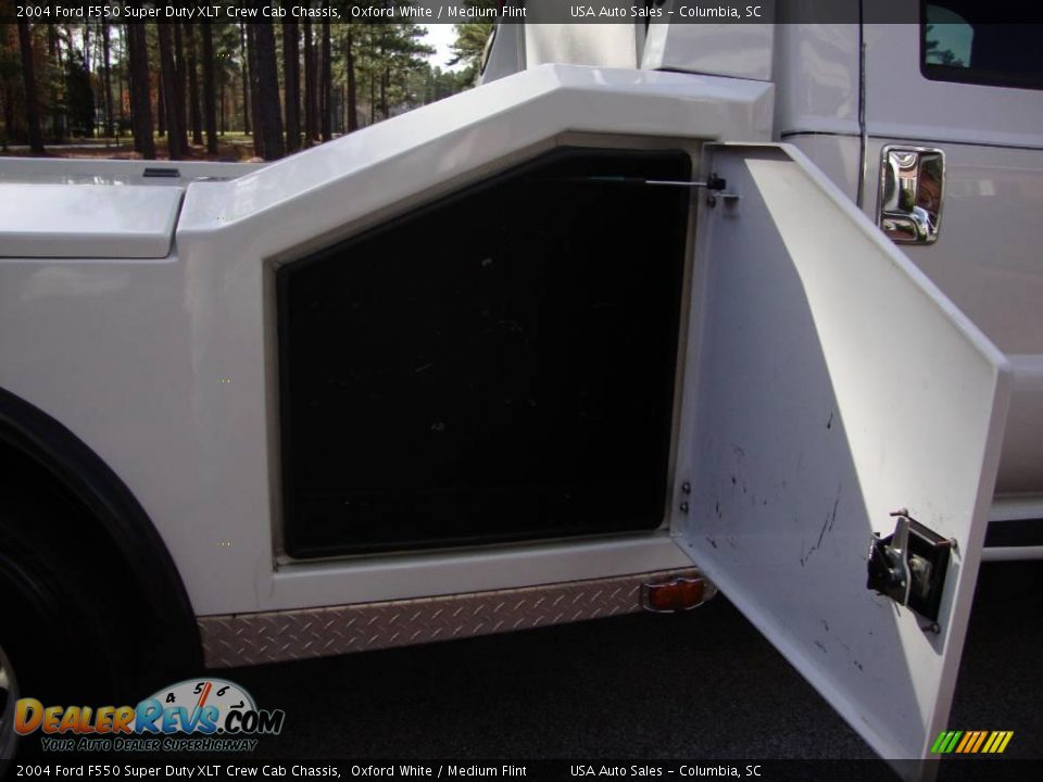 2004 Ford F550 Super Duty XLT Crew Cab Chassis Oxford White / Medium Flint Photo #20