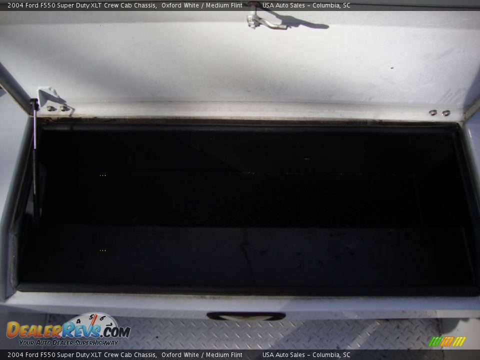 2004 Ford F550 Super Duty XLT Crew Cab Chassis Oxford White / Medium Flint Photo #21