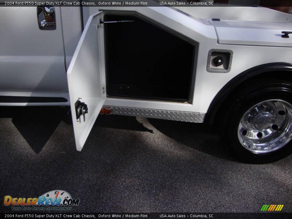 2004 Ford F550 Super Duty XLT Crew Cab Chassis Oxford White / Medium Flint Photo #22