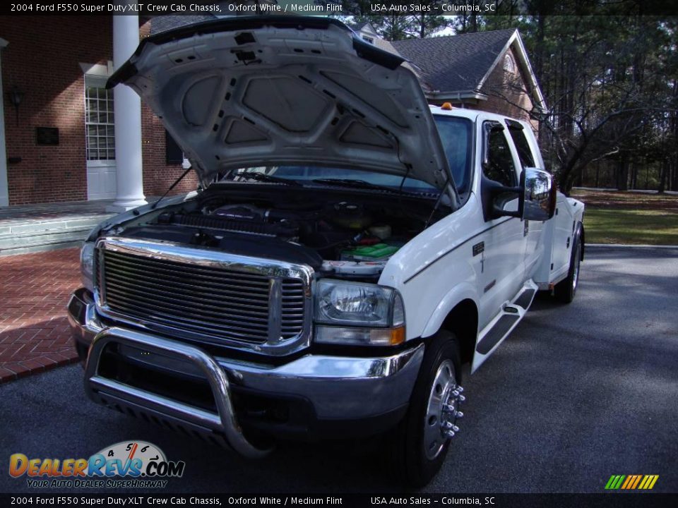 2004 Ford F550 Super Duty XLT Crew Cab Chassis Oxford White / Medium Flint Photo #23
