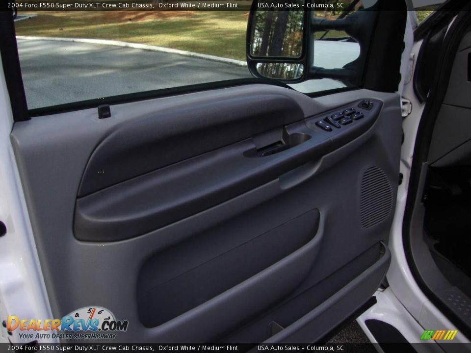 2004 Ford F550 Super Duty XLT Crew Cab Chassis Oxford White / Medium Flint Photo #24
