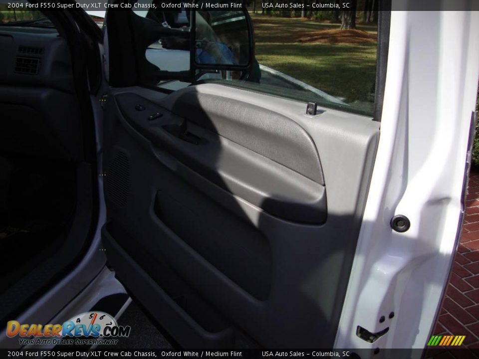2004 Ford F550 Super Duty XLT Crew Cab Chassis Oxford White / Medium Flint Photo #26