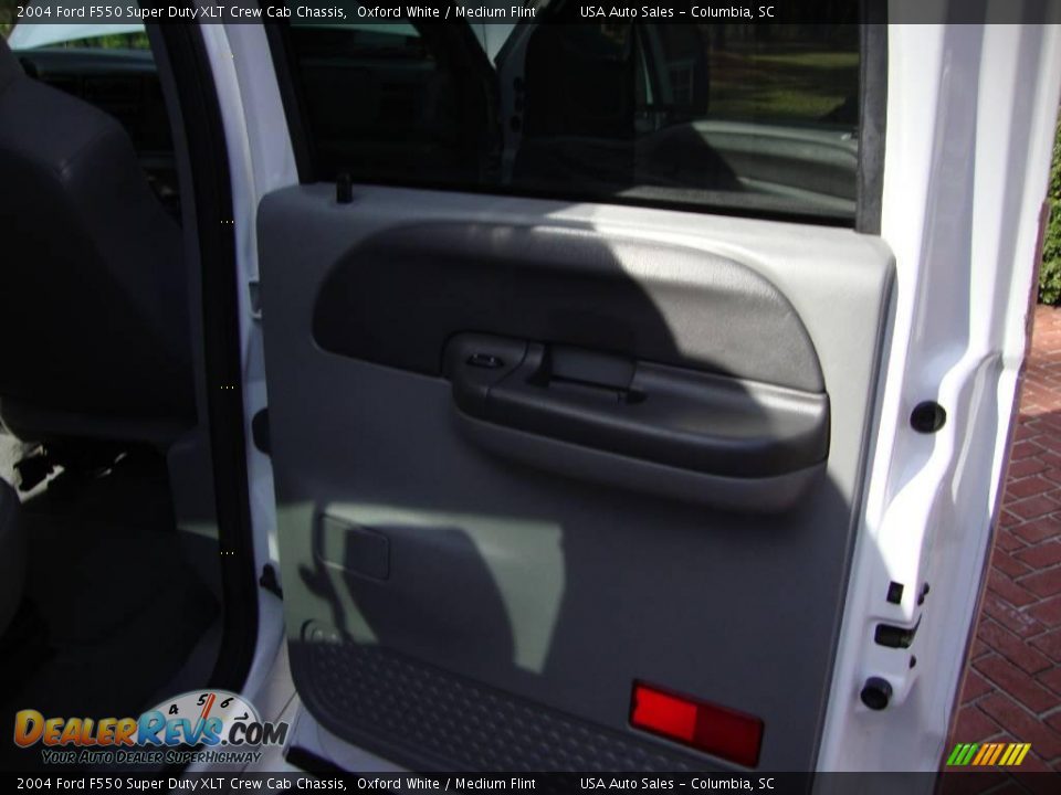 2004 Ford F550 Super Duty XLT Crew Cab Chassis Oxford White / Medium Flint Photo #27