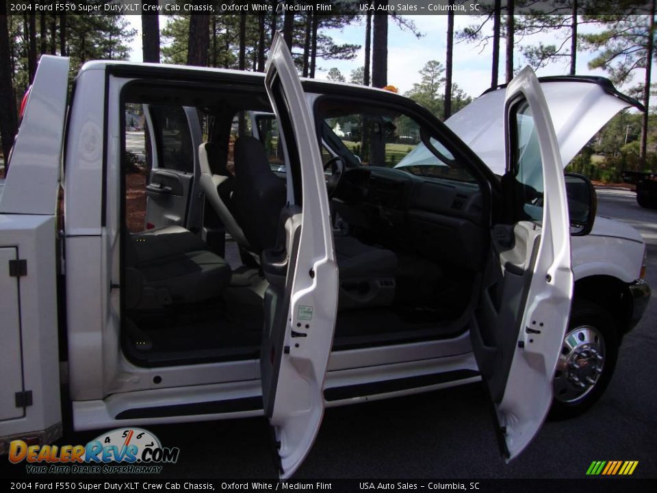 2004 Ford F550 Super Duty XLT Crew Cab Chassis Oxford White / Medium Flint Photo #28