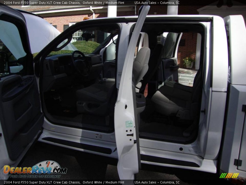 2004 Ford F550 Super Duty XLT Crew Cab Chassis Oxford White / Medium Flint Photo #29