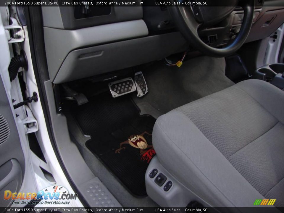 2004 Ford F550 Super Duty XLT Crew Cab Chassis Oxford White / Medium Flint Photo #31