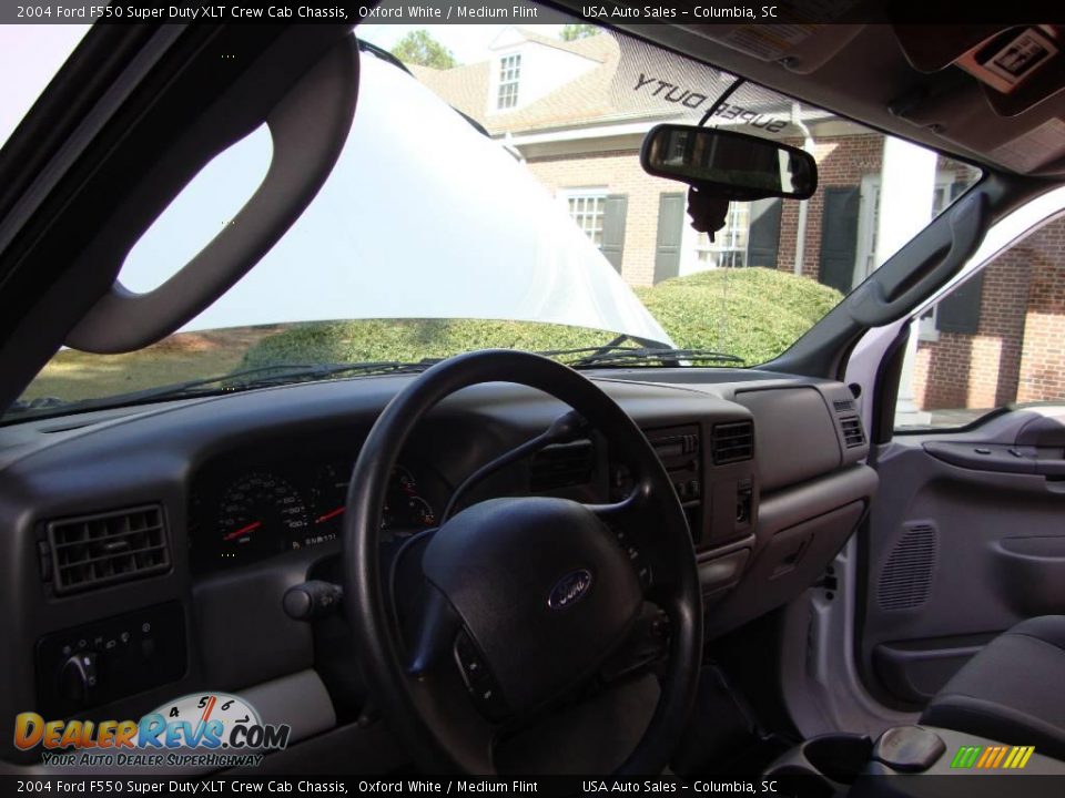 2004 Ford F550 Super Duty XLT Crew Cab Chassis Oxford White / Medium Flint Photo #32