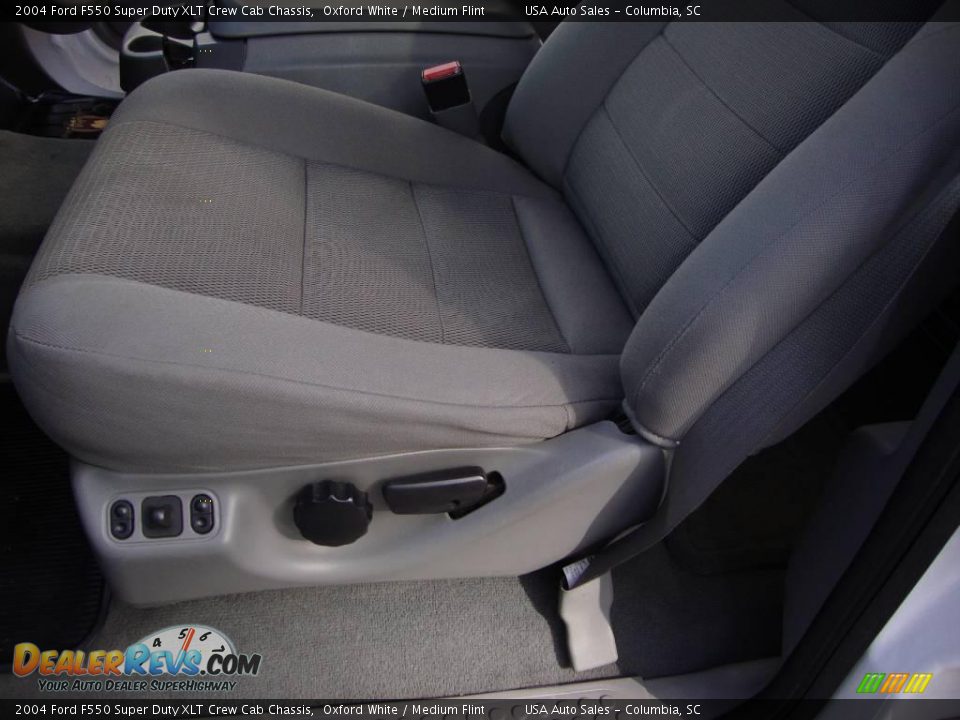 2004 Ford F550 Super Duty XLT Crew Cab Chassis Oxford White / Medium Flint Photo #33