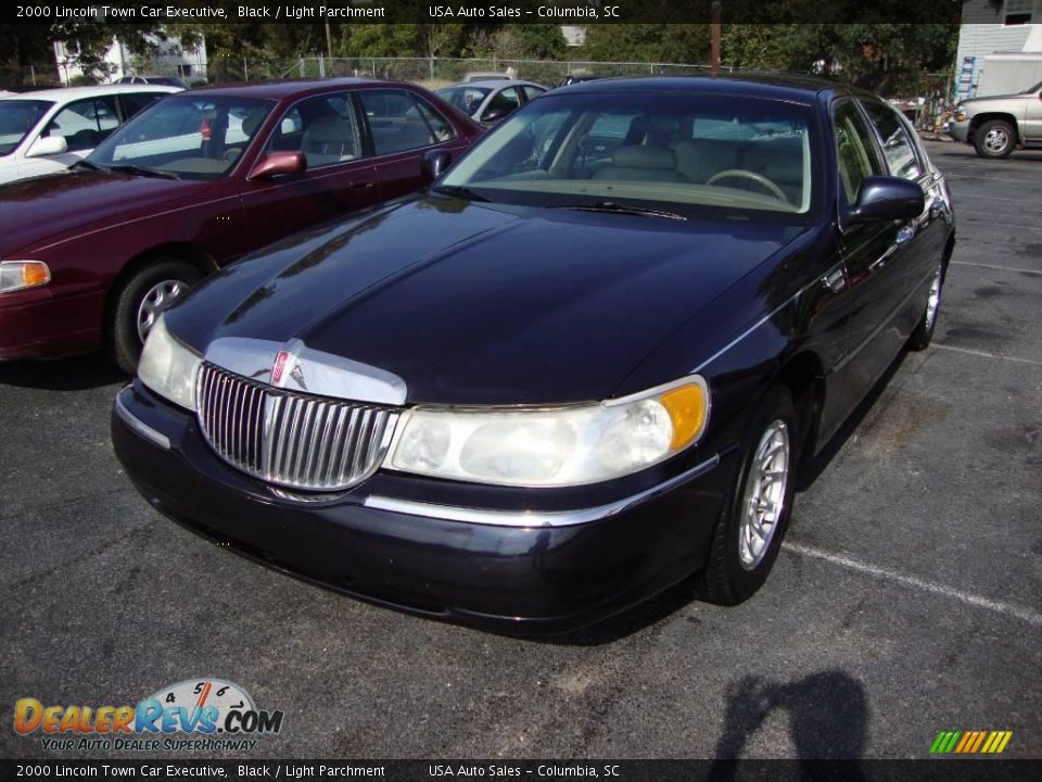 2000 Lincoln Town Car Executive Black / Light Parchment Photo #1