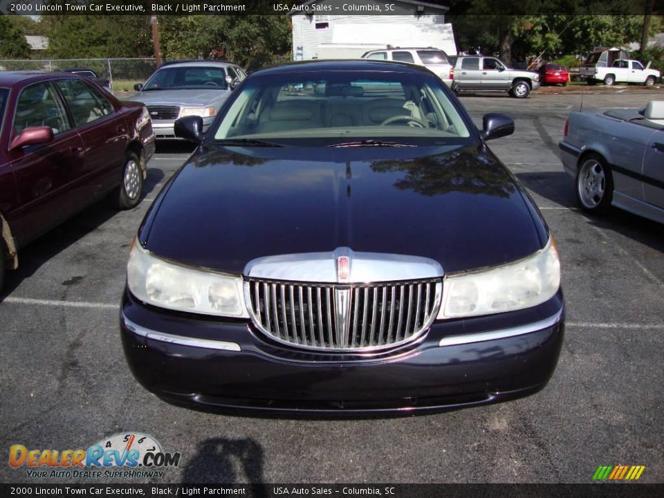 2000 Lincoln Town Car Executive Black / Light Parchment Photo #2