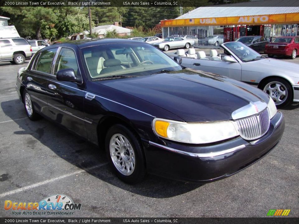 2000 Lincoln Town Car Executive Black / Light Parchment Photo #3