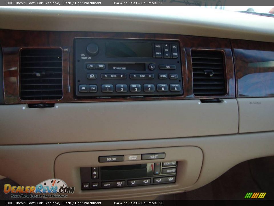 2000 Lincoln Town Car Executive Black / Light Parchment Photo #5